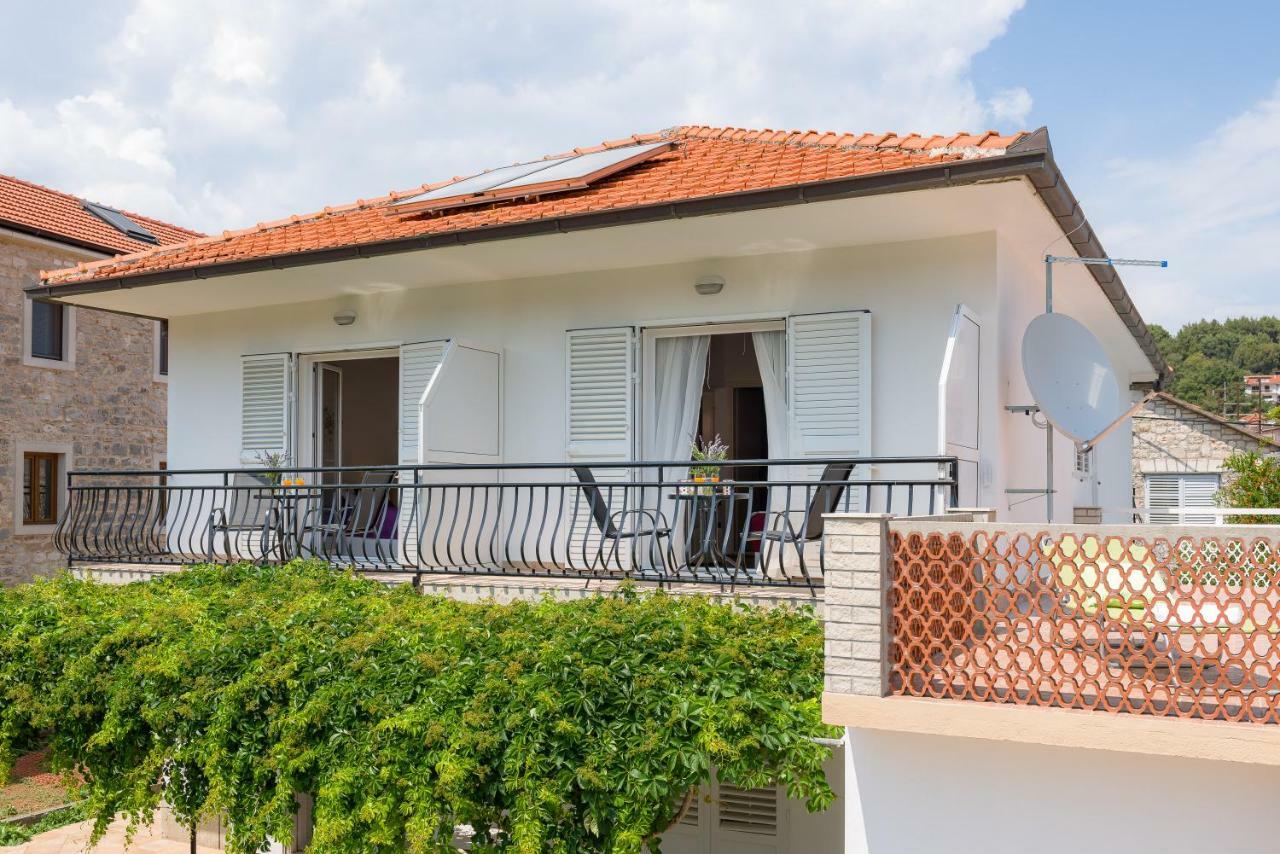 B&B Aurora Jelsa  Bagian luar foto